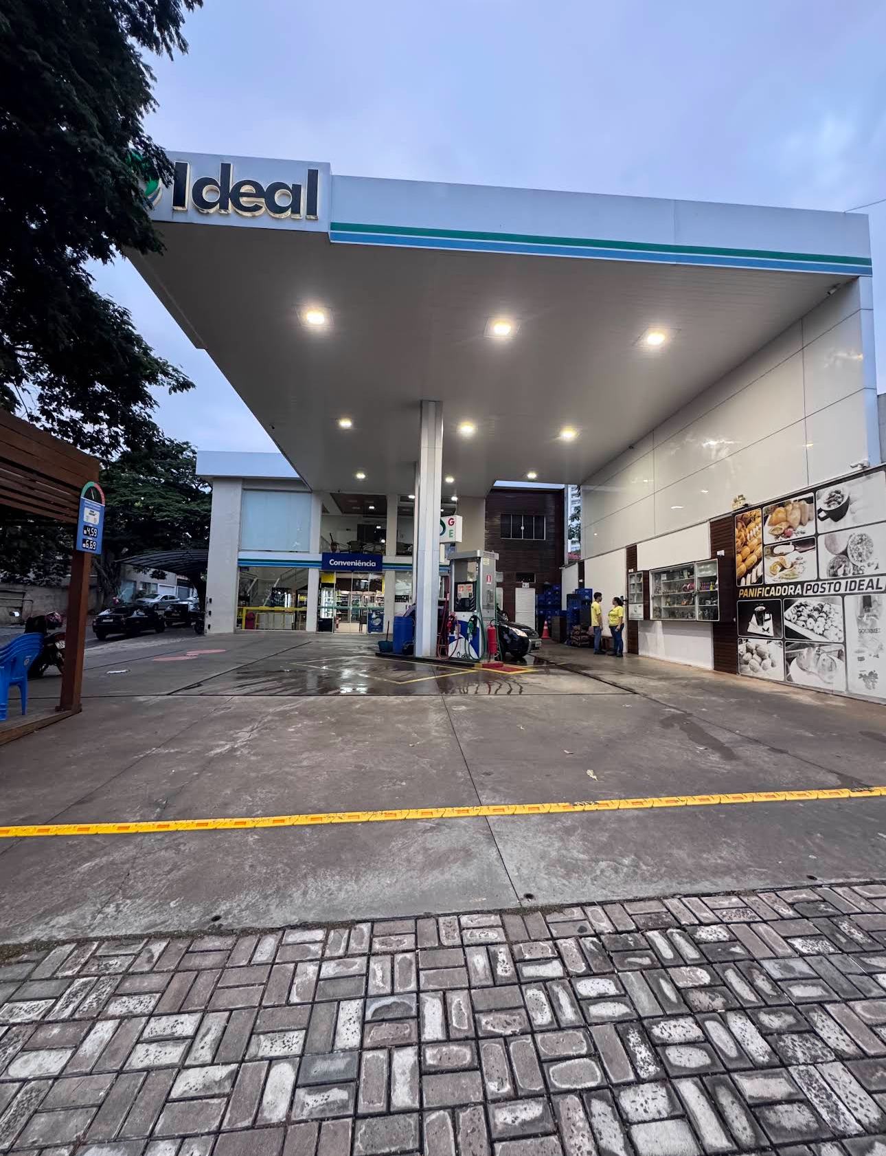 Fachada iluminada do Posto Ideal em Umuarama